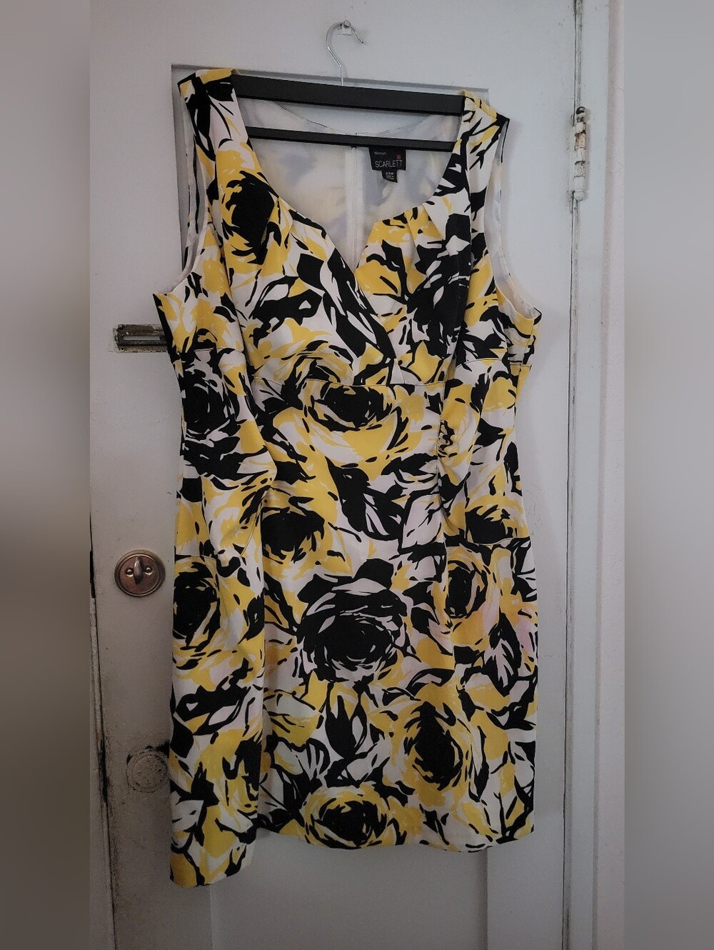 Women's Sleeveless Floral Dress in Yellow, White, Black, Sleeveless Dress Sz 24W - Picture 3 of 6